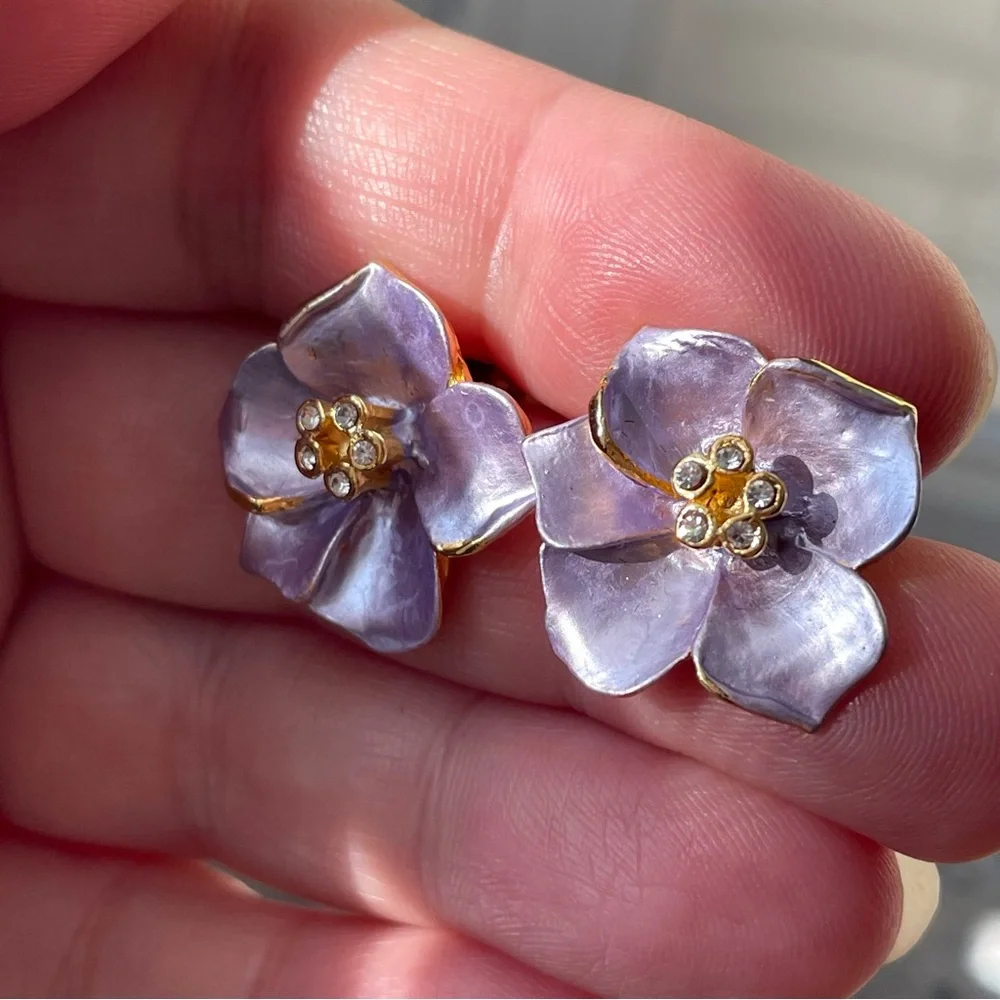 Cute vintage enamel on goldtone flower earrings purple